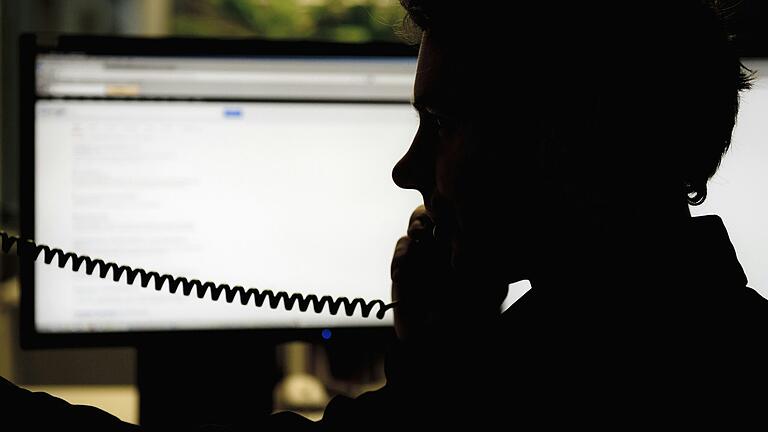 Millionengewinne versprachen Internet-Betrüger aus dem Kosovo Anlegern aus Unterfranken - in betrügerischer Absicht. Jetzt fassten Internet-Ermittler aus Bamberg Komplizen im Kosovo (Symbolfoto). Millionengewinne versprachen Internet-Betrüger aus dem Kosovo Anlegern aus Unterfranken - in betrügerischer Absicht. Jetzt fassten Internet-Ermittler aus Bamberg Komplizen im Kosovo (Symbolfoto).