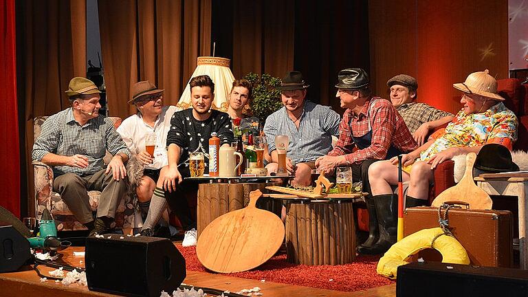 Schlachthof Sofa - So geht Rhöner Schlachthof. Alle Recken auf dem Sofa vereint (von links): Fredi Breunig (Eustach), Joachim Josef 'Chopper' Bühner (Spilk), Moderator Nico Rossmann, Comedian Simon Stäblein, Frank Schmitt (Spilk), Martin Wachenbrönner (Gotthold), Martin Reinhard (Spilk) und Otmar Schraut (Bauer Eugen). Schlachthof Sofa - So geht Rhöner Schlachthof. Alle Recken auf dem Sofa vereint (von links): Fredi Breunig (Eustach), Joachim Josef 'Chopper' Bühner (Spilk), Moderator Nico Rossmann, Comedian Simon Stäblein, Frank Schmitt (Spilk), Martin Wachenbrönner (Gotthold), Martin Reinhard (Spilk) und Otmar Schraut (Bauer Eugen).