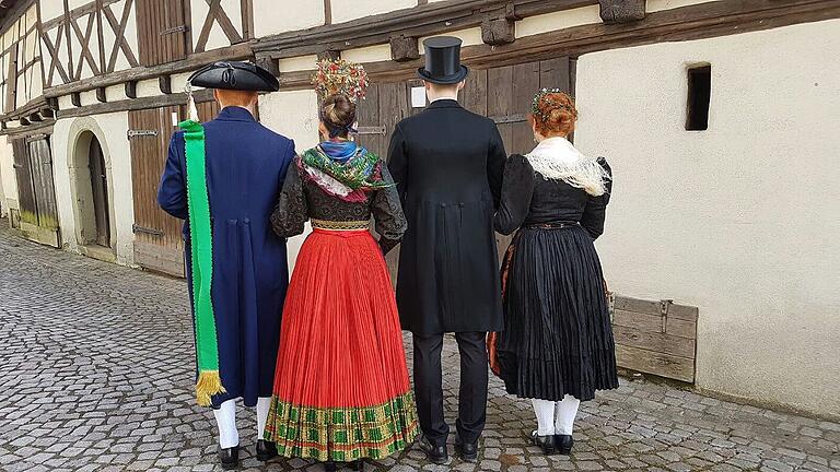 Auf diesem Foto kann man die Veränderung der Tracht am besten erkennen. Die historische Tracht bei Mann und Frau um 1850 und die "neue" Tracht um 1920. Die Männer tragen schon keine Tracht mehr, sondern Gehrock und Zylinder. Auf diesem Foto kann man die Veränderung der Tracht am besten erkennen. Die historische Tracht bei Mann und Frau um 1850 und die "neue" Tracht um 1920. Die Männer tragen schon keine Tracht mehr, sondern Gehrock und Zylinder.