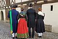 Auf diesem Foto kann man die Veränderung der Tracht am besten erkennen. Die historische Tracht bei Mann und Frau um 1850 und die &quot;neue&quot; Tracht um 1920. Die Männer tragen schon keine Tracht mehr, sondern Gehrock und Zylinder.
