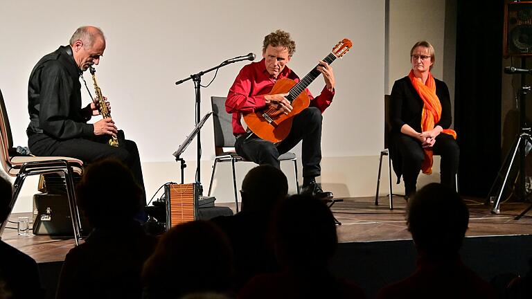 Im Bild von links: Rainer Schwander, Bernhard von der Goltz und Claudia von der Goltz begeisterten in der Höchberger Kulturscheune mit ihrer jiddsichen Musik.