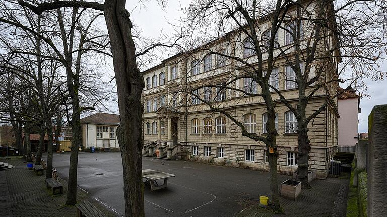 Vergangene Woche war an der Josef Grundschule im Würzburger Stadtteil Grombühl ein Feuer auf der Toilette ausgebrochen. Vergangene Woche war an der Josef Grundschule im Würzburger Stadtteil Grombühl ein Feuer auf der Toilette ausgebrochen. 