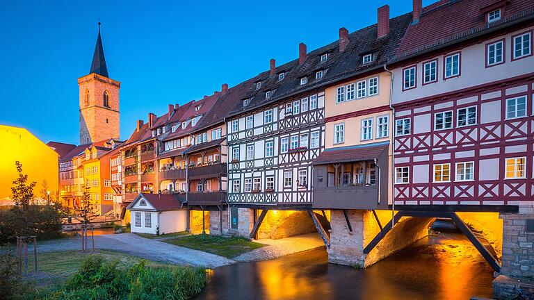 Die Krämerbrücke zählt zu den Wahrzeichen Erfurts und ist ein Muss bei einem Besuch der Landeshauptstadt Thüringens. Die Krämerbrücke zählt zu den Wahrzeichen Erfurts und ist ein Muss bei einem Besuch der Landeshauptstadt Thüringens.