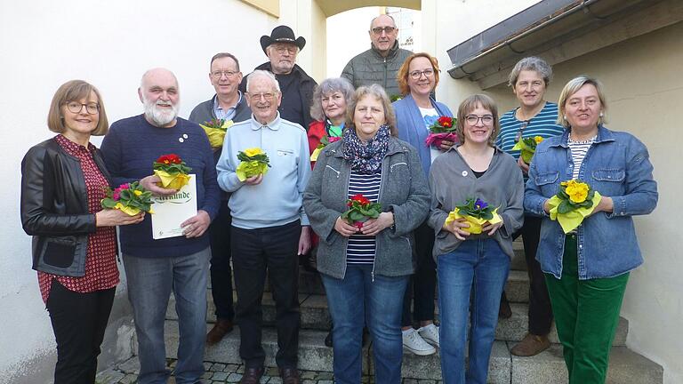 Der alte und neue Vorstand mit einem Teil der geehrten Mitglieder: Martina Rümer, Siegfried Wilhelm, Edgar Kröner, Manfred Heß, Johann-Jakob Waldmann, Ursula Zehner, Ingrid Rottmann, Rudolf Amon, Elke Wilhelm, Yvonne Klarmann, Carola Nitsch, Diana Galefske.