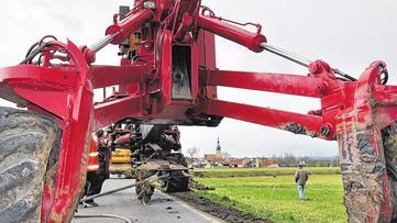 Ungetüm im Einsatz: Bei Verlegearbeiten für das Stromkabel zwischen Goßmannsdorf und Ostheim, wurde offenbar das Glasfaserkabel beschädigt, über das Rügheim und Ostheim versorgt werden, berichtet der Kabelnetzbetreiber. Die Folge: Seit Donnerstag gibt es kein Kabelfernsehen in den beiden Hofheimer Stadtteilen. Ungetüm im Einsatz: Bei Verlegearbeiten für das Stromkabel zwischen Goßmannsdorf und Ostheim, wurde offenbar das Glasfaserkabel beschädigt, über das Rügheim und Ostheim versorgt werden, berichtet der Kabelnetzbetreiber. Die Folge: Seit Donnerstag gibt es kein Kabelfernsehen in den beiden Hofheimer Stadtteilen.