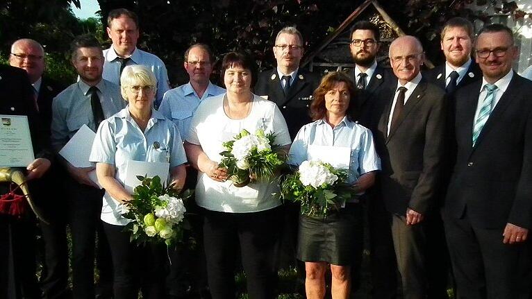Für 25 Jahre aktive Tätigkeit in der Feuerwehr erhielten aus den Händen von Kreisbrandrat Ralf Dressel und Landrat Wilhelm Schneider Harald Jakob, Klaus Maier, Andrea Oppermann, Matthias Mock, Doris Hochrein und Elke Heusinger das Silberne Feuerwehrehrenzeichen des Freistaats Bayern mit Urkunde. Für 25 Jahre aktive Tätigkeit in der Feuerwehr erhielten aus den Händen von Kreisbrandrat Ralf Dressel und Landrat Wilhelm Schneider Harald Jakob, Klaus Maier, Andrea Oppermann, Matthias Mock, Doris Hochrein und Elke Heusinger das Silberne Feuerwehrehrenzeichen des Freistaats Bayern mit Urkunde.