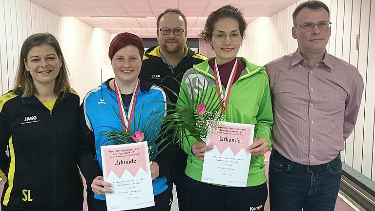 Kathrin Klose (Zweite von rechts) verteidigte bei der Kreismeisterschaft in Stetten ihren Titel. Mit auf dem Siegerbild (von links): Silke Löhler (Spartenleiterin TSV Stetten), die Zweitplatzierte Daniela Interwies, Oliver Zehe (Vorsitzender TSV Stetten) und Richard Vollert (Vertretung Kreissportwart). Kathrin Klose (Zweite von rechts) verteidigte bei der Kreismeisterschaft in Stetten ihren Titel. Mit auf dem Siegerbild (von links): Silke Löhler (Spartenleiterin TSV Stetten), die Zweitplatzierte Daniela Interwies, Oliver Zehe (Vorsitzender TSV Stetten) und Richard Vollert (Vertretung Kreissportwart).