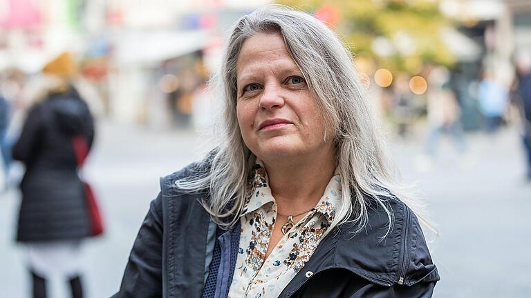 Dagmar Böttcher aus Würzburg nimmt auch für ihre verstorbene Mutter Abschied von Barbara Stamm. Die beiden haben nah beieinander gewohnt und sich oft miteinander unterhalten. Dagmar Böttcher aus Würzburg nimmt auch für ihre verstorbene Mutter Abschied von Barbara Stamm. Die beiden haben nah beieinander gewohnt und sich oft miteinander unterhalten.