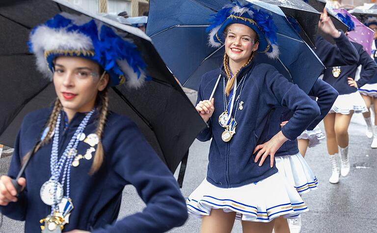 Trotz Regen zogen die Menschen beim Faschingszug durch Ebern.