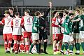 Rudelbildung: Nach einem brutalen Foul des Schweinfurters Kevin Frisorger (Dritter von rechts, Nummer4) kommen sich die Spieler des FC Bayern und des FC 05 in die Quere.