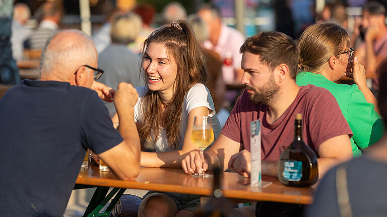 Bier- und Weindorf in Lohr       -  Zahlreiche Menschen besuchen am Freitag (06.09.24) das Bier- und Weindorf auf dem Vorplatz der Stadthalle in Lohr (Landkreis Main-Spessart).