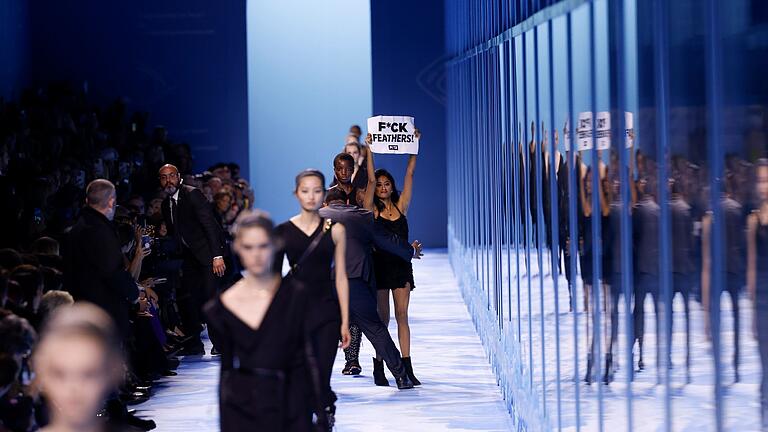 Dior 25 Photo Call       -  Eine Peta-Aktivistin protestiert.