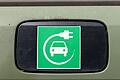 Elektro-Auto       -  Ein Elektroauto-Symbol auf einem Auto.