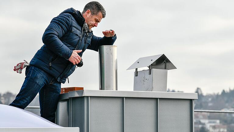 Alles ordentlich montiert? Sachverständige wie Marco Beck aus Haard müssen wie hier auf einem Hausdach in Würzburg schon mal hoch hinaus und genau hinschauen, um auf Baustellen Mängel festzustellen. Und vor allem müssen sie unabhängig sein. Alles ordentlich montiert? Sachverständige wie Marco Beck aus Haard müssen wie hier auf einem Hausdach in Würzburg schon mal hoch hinaus und genau hinschauen, um auf Baustellen Mängel festzustellen. Und vor allem müssen sie unabhängig sein.