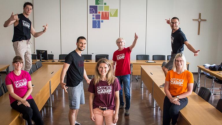 Im Bild (von links) Rebecca Strifsky, Marc Möhres, Anton Häusler, Landrätin Sabine Sitter, Kreisjugendpfleger Bernhard Metz, Dominik Blenk und Lisa Gärtner. Im Bild (von links) Rebecca Strifsky, Marc Möhres, Anton Häusler, Landrätin Sabine Sitter, Kreisjugendpfleger Bernhard Metz, Dominik Blenk und Lisa Gärtner.