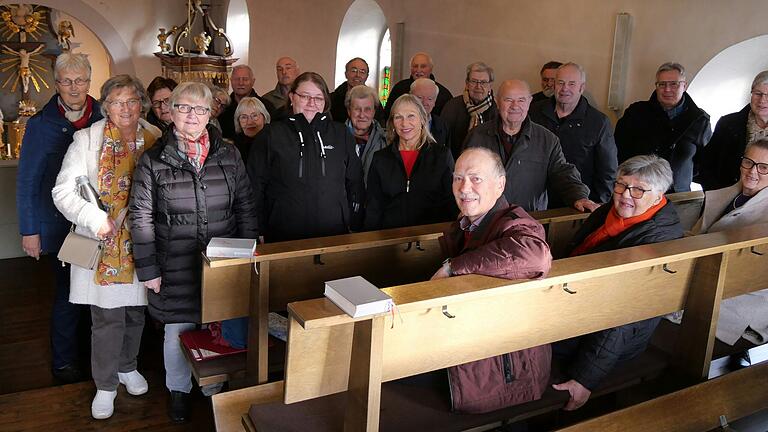 Die Chorvereinigung Bergtheim mit ihrem Dirigenten Clemens Hein (vorne in der Mitte) sang beim diesjährigen Benefizkonzert am Sternenzaubertag in Hausen. Die Chorvereinigung Bergtheim mit ihrem Dirigenten Clemens Hein (vorne in der Mitte) sang beim diesjährigen Benefizkonzert am Sternenzaubertag in Hausen.