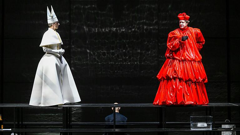 Die Ensemblemitglieder schlüpfen in jeweils drei oder mehr Rollen. Hier Hannes Berg als Papst Urban VIII. und Zlatko Maltar als Kardinal Inquisitor. Die Ensemblemitglieder schlüpfen in jeweils drei oder mehr Rollen. Hier Hannes Berg als Papst Urban VIII. und Zlatko Maltar als Kardinal Inquisitor.
