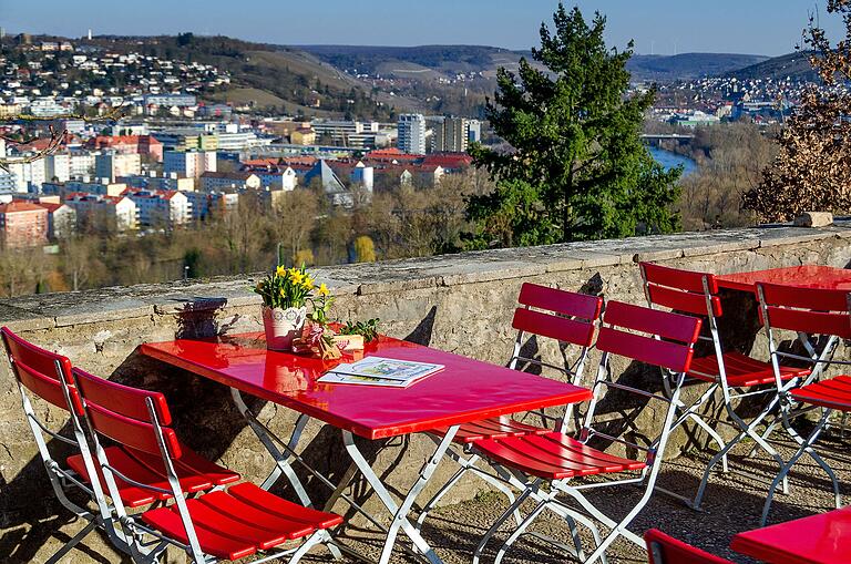  Auf der Schützenhof-Terrasse bietet sich den Gästen ein malerischer Ausblick über die Stadt. Auf der Schützenhof-Terrasse bietet sich den Gästen ein malerischer Ausblick über die Stadt. 