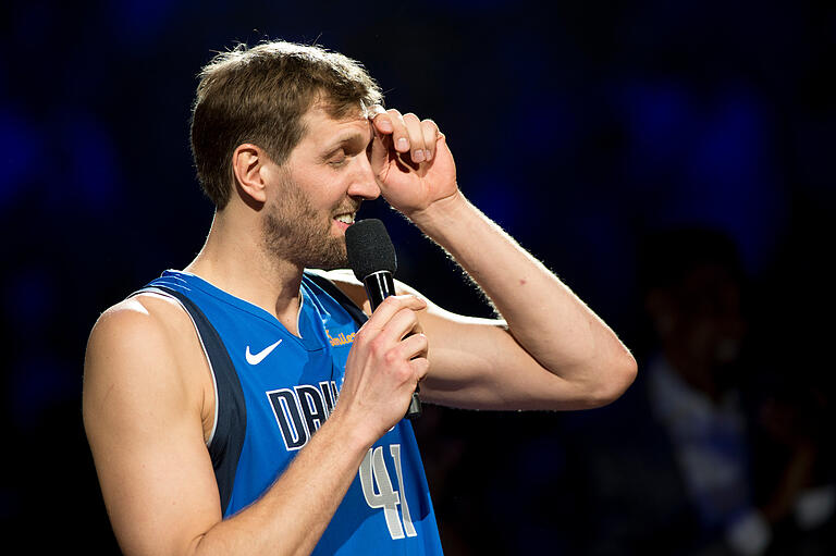 Ein bisschen überwältigt: Dirk Nowitzki spricht nach seinem letzten Heimspiel in Dallas zu den Zuschauern. Ein bisschen überwältigt: Dirk Nowitzki spricht nach seinem letzten Heimspiel in Dallas zu den Zuschauern.