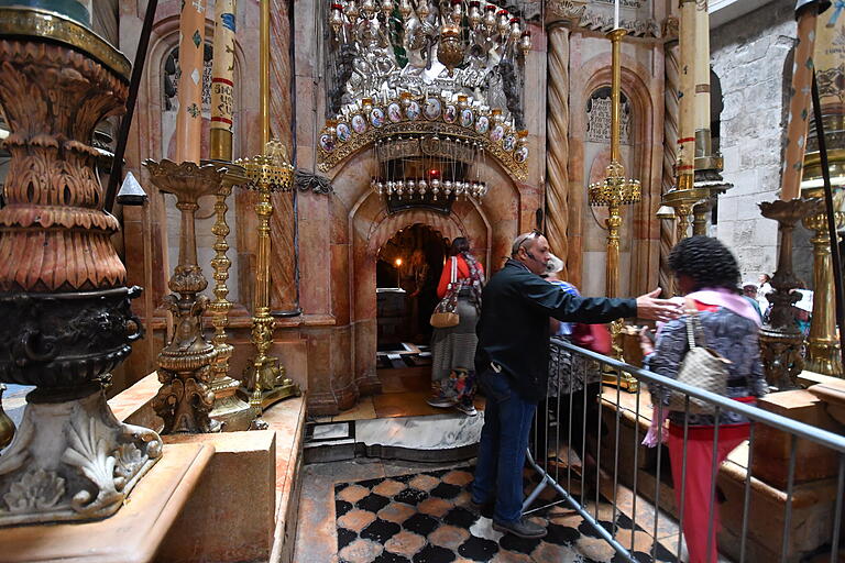 In der Grabeskirche liegt der Überlieferung nach die Stelle, an der Jesus nach der Kreuzigung drei Tage lang begraben war. In der Grabeskirche liegt der Überlieferung nach die Stelle, an der Jesus nach der Kreuzigung drei Tage lang begraben war.