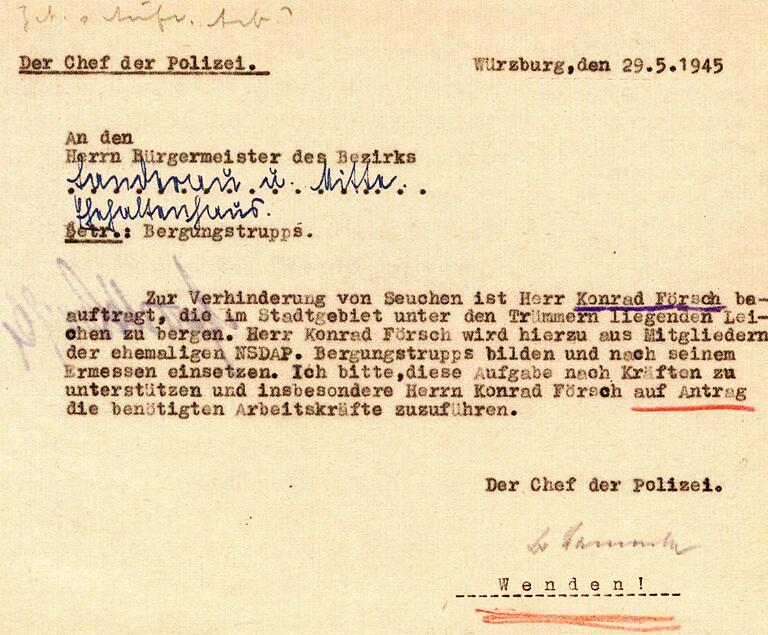 Der Chef der Würzburger Polizei, Dr. Stammler, schrieb am 29. Mai 1945 die Bezirksbürgermeister an und bat sie, die Leichenbergung "nach Kräften zu unterstützen und insbesondere Herrn Försch die benötigten Arbeitskräfte zuzuführen". Das Dokument ist abgedruckt in der Stadtarchiv-Publikation "’Dreitausend Männer, Frauen und Kinder haben wir hier zur letzten Ruhe bestattet’.- Eine Dokumentation zu den Toten des Massengrabes vor dem Würzburger Hauptfriedhof und den Kriegstoten während der Endphase des Zweiten Weltkriegs" von Hans-Peter Baum. Der für die Sanderau und die Stadtmitte zuständige Bezirksbürgermeister hatte seinen Amtssitz damals im Ehehaltenhaus. Der Chef der Würzburger Polizei, Dr. Stammler, schrieb am 29. Mai 1945 die Bezirksbürgermeister an und bat sie, die Leichenbergung "nach Kräften zu unterstützen und insbesondere Herrn Försch die benötigten Arbeitskräfte zuzuführen". Das Dokument ist abgedruckt in der Stadtarchiv-Publikation "’Dreitausend Männer, Frauen und Kinder haben wir hier zur letzten Ruhe bestattet’.- Eine Dokumentation zu den Toten des Massengrabes vor dem Würzburger Hauptfriedhof und den Kriegstoten während der Endphase des Zweiten Weltkriegs" von Hans-Peter Baum. Der für die Sanderau und die Stadtmitte zuständige Bezirksbürgermeister hatte seinen Amtssitz damals im Ehehaltenhaus.
