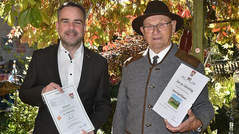 Das Wetter war bestens, das Geburtstagskind gut gelaunt. Karl Klemm aus Rüdenschwinden feierte seinen 90. Geburtstag. Bürgermeister Michael Schnupp überbrachte die Glückwünsche der Stadt Fladungen. Das Wetter war bestens, das Geburtstagskind gut gelaunt. Karl Klemm aus Rüdenschwinden feierte seinen 90. Geburtstag. Bürgermeister Michael Schnupp überbrachte die Glückwünsche der Stadt Fladungen.