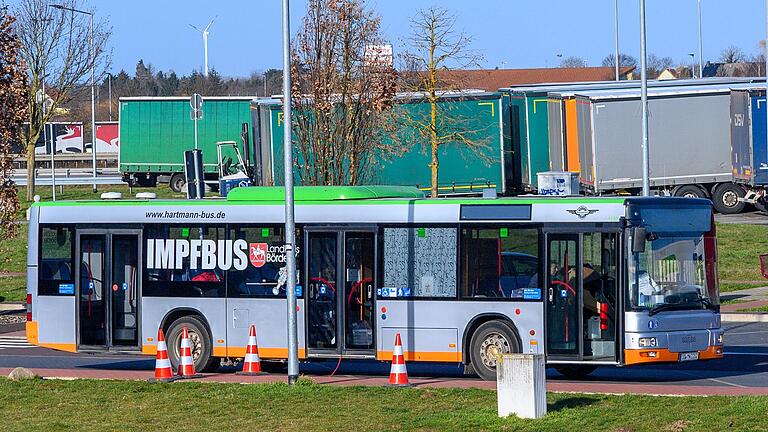 Ein Impfbus rollt durch die Lande, auf diesem Symbolbild in Sachsen-Anhalt. Auch im Landkreis Haßberge soll das Impfangebot auf Rädern bald unterwegs sein, nämlich ab Mai. Ein Impfbus rollt durch die Lande, auf diesem Symbolbild in Sachsen-Anhalt. Auch im Landkreis Haßberge soll das Impfangebot auf Rädern bald unterwegs sein, nämlich ab Mai.