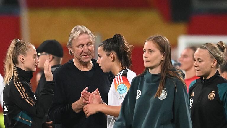 Deutsche Fußballerinnen und Horst Hrubesch       -  bei OLympia-Generalprobe: Hrubesch kann wieder auf Oberdorf bauen