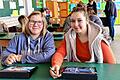 Lernen am Tablet: Beatrix Kümmeth (links) und Antonia Scharbert aus der Klasse 8M der Mellrichstädter Mittelschule fanden, dass der Unterricht mit den digitalen Medien mehr Spaß macht als der traditionelle Unterricht.