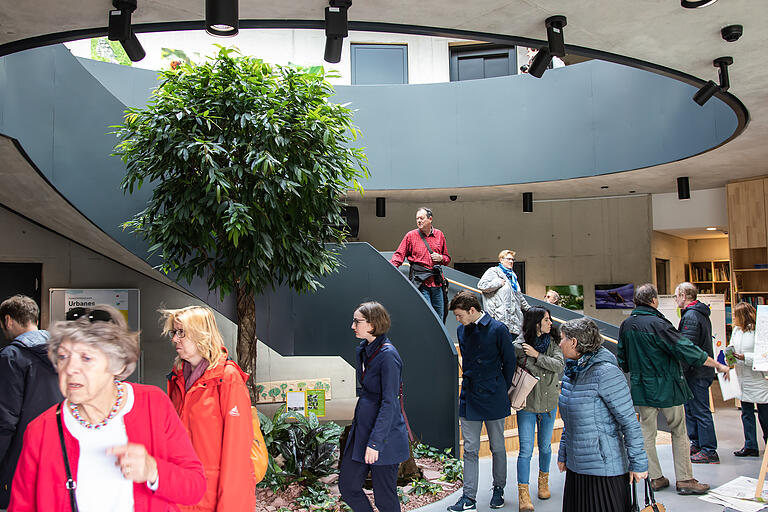 Die Umweltstation ist ein bayerisches Pilotprojekt, das in Zusammenarbeit mit der Technischen Universität Cottbus und dem Zentrum für Angewandte Energieforschung (ZAE) entstanden ist. Die Umweltstation ist ein bayerisches Pilotprojekt, das in Zusammenarbeit mit der Technischen Universität Cottbus und dem Zentrum für Angewandte Energieforschung (ZAE) entstanden ist.