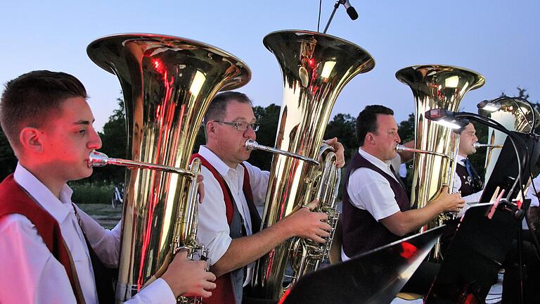Etwa 3000 musikbegeisterte Menschen erlebten am Freitagabend bei den Europa-Tagen der Musik eine stimmungsvolle Feuerwerksmusik am Volkacher Mainufer, vorgetragen von Blasorchestern aus Volkach, Kürnach und Unterpleichfeld. Etwa 3000 musikbegeisterte Menschen erlebten am Freitagabend bei den Europa-Tagen der Musik eine stimmungsvolle Feuerwerksmusik am Volkacher Mainufer, vorgetragen von Blasorchestern aus Volkach, Kürnach und Unterpleichfeld.