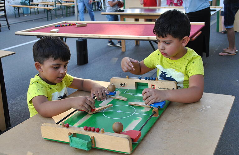 Ganz konzentriert sind diese beiden Jungen in der Spielstraße. Ganz konzentriert sind diese beiden Jungen in der Spielstraße.