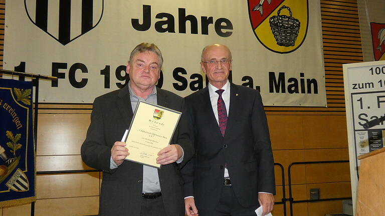 Landrat Wilhelm Schneider (rechts) überreichte dem Vorsitzenden Egbert Mahr (links) eine Urkunde zum Jubiläum. Landrat Wilhelm Schneider (rechts) überreichte dem Vorsitzenden Egbert Mahr (links) eine Urkunde zum Jubiläum.
