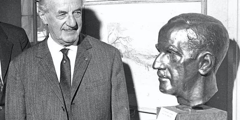Hermann Gradl 1963 bei der Enthüllung einer Büste mit seinem Konterfei in Würzburg. Hermann Gradl 1963 bei der Enthüllung einer Büste mit seinem Konterfei in Würzburg.