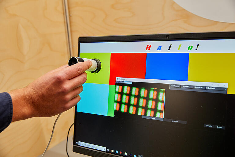 Die 250fache Vergrößerung zeigt: Die Farbe Gelb auf dem Bildschirm ist aus roten und grünen Pixeln zusammengesetzt. Die 250fache Vergrößerung zeigt: Die Farbe Gelb auf dem Bildschirm ist aus roten und grünen Pixeln zusammengesetzt. 