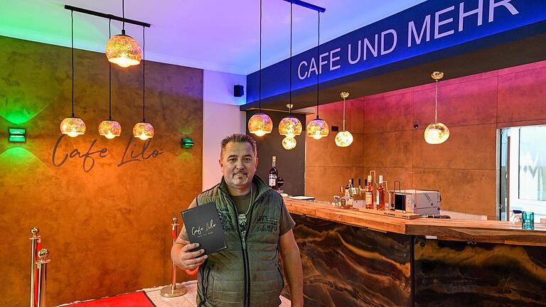 Café Lilo eröffnete im November in der Würzburger Innenstadt in den ehemaligen Räumlichkeiten des Cafés Mozart. Mitinhaber ist Stefan Müller. Café Lilo eröffnete im November in der Würzburger Innenstadt in den ehemaligen Räumlichkeiten des Cafés Mozart. Mitinhaber ist Stefan Müller.