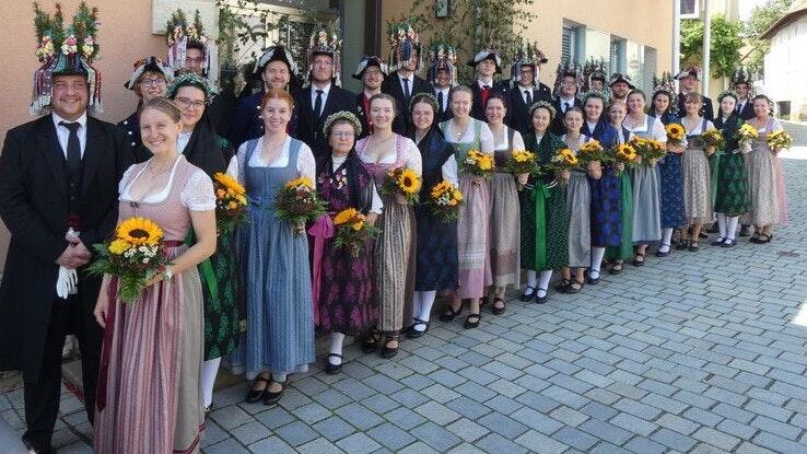 Hatten die Planpaare aus Sennfeld und Gochsheim beim Festakt in Sennfeld noch in verschiedenen Funktionen mitgewirkt, z.B. bei der Vorstellung der Plantänze und Trachten, so besuchten sie tags darauf gemeinsam den Festgottesdienst und versammelten sich nach dem feierlichen Auszug zu einem vorläufigen Abschiedsfoto vor dem Gochsheimer Rathaus.