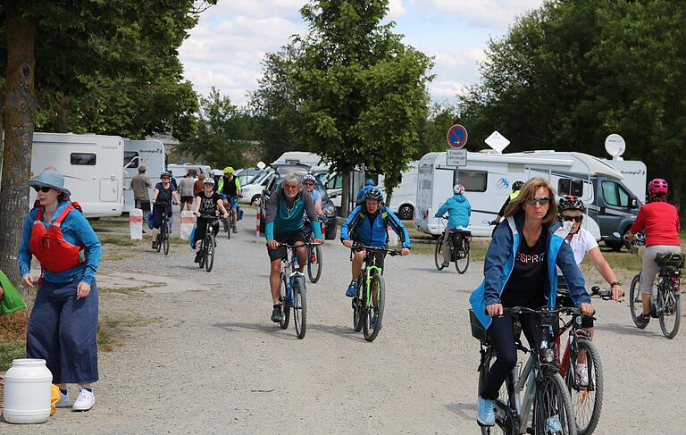 Durch die Gasse des Wohnmobilstellplatz zog sich am Pfingstsonntag eine Karawane von Radfahrern.