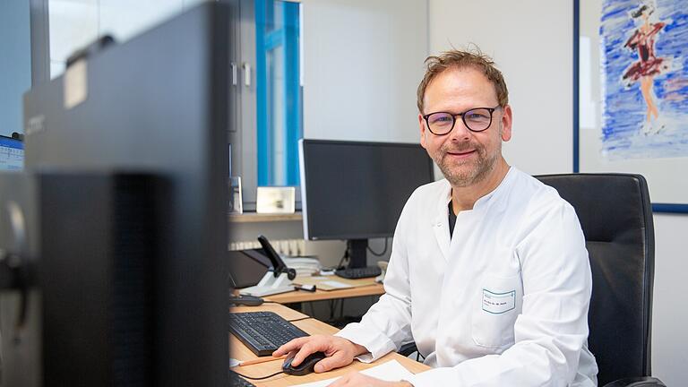 Die Impfpflicht sei keine Vorgabe nur für die Pflege, sondern gelte genauso für Ärzte, Therapeuten und andere Mitarbeiter, sagt Dr. Matthias Held, Ärztlicher Direktor am Klinikum Würzburg Mitte. Die Impfpflicht sei keine Vorgabe nur für die Pflege, sondern gelte genauso für Ärzte, Therapeuten und andere Mitarbeiter, sagt Dr. Matthias Held, Ärztlicher Direktor am Klinikum Würzburg Mitte.