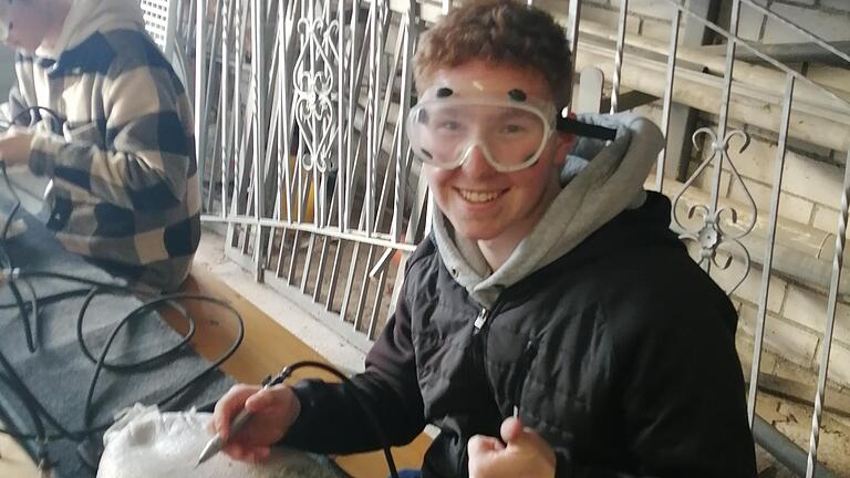 Schüler Florian Wahler vom Franken-Landschulheim Schloss Gaibach mit seinem eigenen Fossil Schüler Florian Wahler vom Franken-Landschulheim Schloss Gaibach mit seinem eigenen Fossil