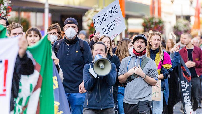 Rund 150 Teilnehmerinnen und Teilnehmer schlossen sich der von der Bewegung 'Seebrücke' organisierten Demonstration am Montagvormittag in Würzburg an. Rund 150 Teilnehmerinnen und Teilnehmer schlossen sich der von der Bewegung 'Seebrücke' organisierten Demonstration am Montagvormittag in Würzburg an.