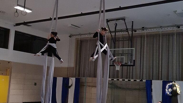 Viel Applaus erhielt die Vertikaltuch-Gruppe beim zweiten Adventsfenster in Greußenheim. Die Kinder und Jugendlichen zeigten Figuren und Übungen. Beim Vertikaltuchsport tanzen die Akteure durch die Luft. Viel Applaus erhielt die Vertikaltuch-Gruppe beim zweiten Adventsfenster in Greußenheim. Die Kinder und Jugendlichen zeigten Figuren und Übungen. Beim Vertikaltuchsport tanzen die Akteure durch die Luft.
