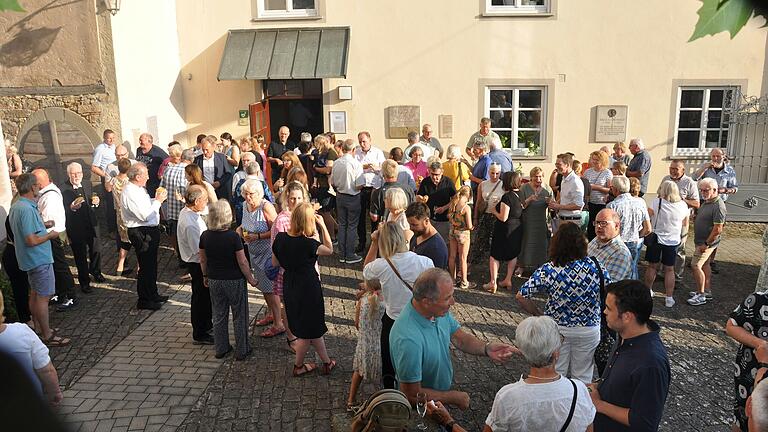 Blick auf die große Zahl der Gäste vor der Kirche St. Sigismund in Zeilitzheim, die sich von Pfarrerin Victoria Fleck nach dem Gottesdienst noch zu einem kleinen Umtrunk und zum Gespräch versammelten. Blick auf die große Zahl der Gäste vor der Kirche St. Sigismund in Zeilitzheim, die sich von Pfarrerin Victoria Fleck nach dem Gottesdienst noch zu einem kleinen Umtrunk und zum Gespräch versammelten.