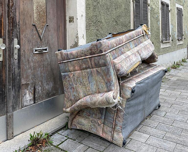Müllkippe Landwehrplatz: Seit anderthalb Wochen steht dieses alte Sofa auf dem Gehsteig gegenüber der Polizei. Müllkippe Landwehrplatz: Seit anderthalb Wochen steht dieses alte Sofa auf dem Gehsteig gegenüber der Polizei.
