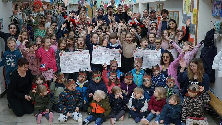 Schulkinder und Kindergartenkinder mit Lehrerinnen und Betreuerinnen, im Hintergrund die Organisatoren der Faschingsparty. Schulkinder und Kindergartenkinder mit Lehrerinnen und Betreuerinnen, im Hintergrund die Organisatoren der Faschingsparty.