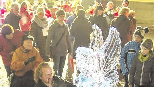 Eiskünstler: An vier Standorten in der Stadt wurden die vergänglichen Kunstwerke modelliert. Eiskünstler: An vier Standorten in der Stadt wurden die vergänglichen Kunstwerke modelliert.