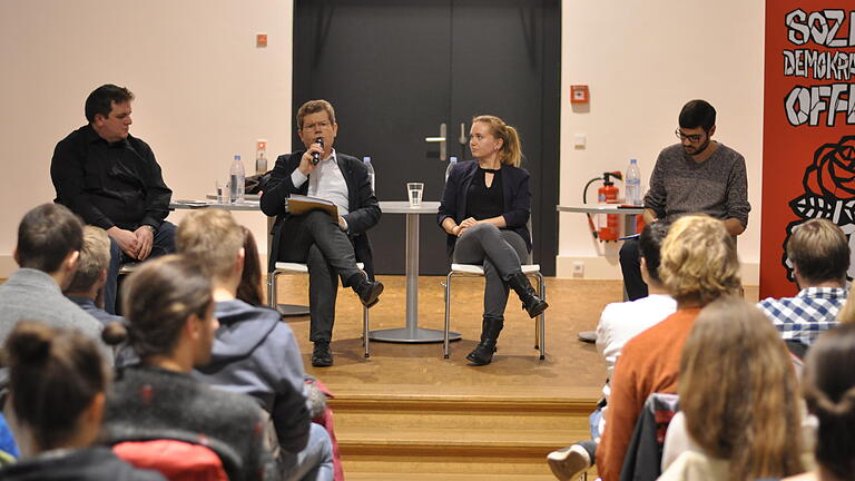 Podiumsdiskussion zur Identitären Bewegung - Podiumsdiskussion 'Die Identitäre Bewegung und andere rechte Strömungen an der Uni Würzburg' mit (v.l.) Thomas Witzgall, Endstation Rechts Bayern; Georg Rosenthal, MdL; Tanja Wolf, Politikwissenschaftlerin. Podiumsdiskussion zur Identitären Bewegung - Podiumsdiskussion 'Die Identitäre Bewegung und andere rechte Strömungen an der Uni Würzburg' mit (v.l.) Thomas Witzgall, Endstation Rechts Bayern; Georg Rosenthal, MdL; Tanja Wolf, Politikwissenschaftlerin.