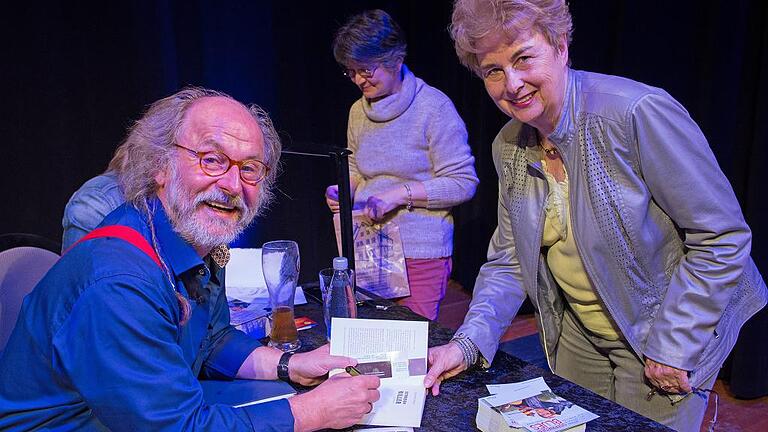 Gerne signierte Klaus-Peter Wolf auch seine Bücher. Rechts: Hedi Kraft aus Ebelsbach.