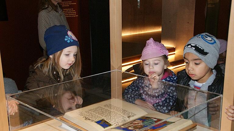 Die Dauerausstellung &bdquo;Auf der Spur von Jesus&ldquo; in Haßfurt ist das bisher größte Projekt von &bdquo;Bibelwelten&ldquo;. Derzeit findet sie von außerhalb noch mehr Beachtung als innerhalb des Landkreises, deshalb will der Verein noch kräftig die Werbetrommel rühren. Viele Schätze gibt es hier zu entdecken, wie die vom derzeitigen Diözesanadministrator Weihbischof Ulrich Boom handgeschriebene Bibel.