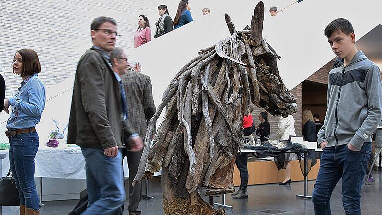 Ein aus Holzfundstücken zusammengesetzter Pferdekopf von Franka Fischer (Fellen) war im Foyer der Stadthalle Lohr ausgestellt.